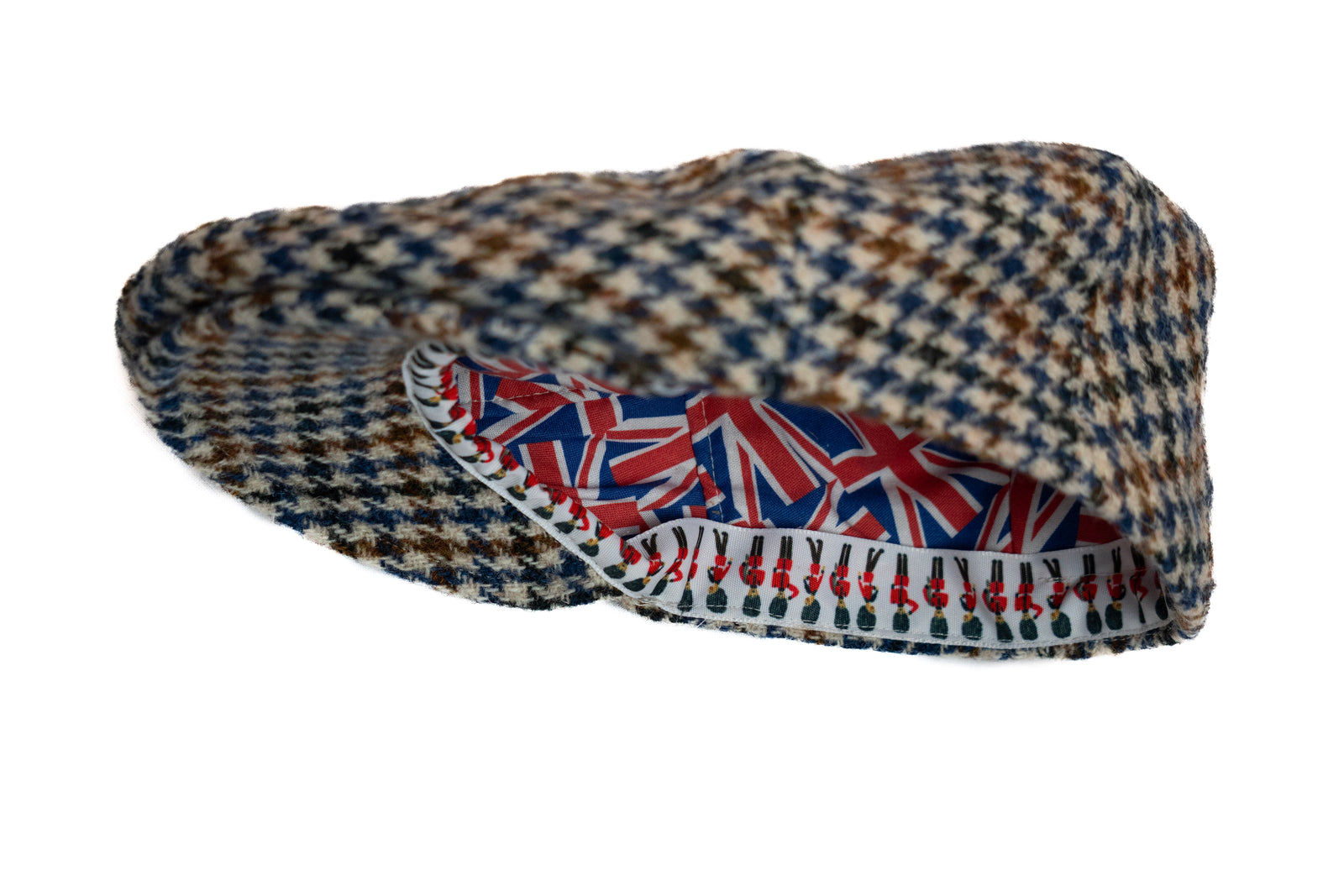 Houndstooth patterned cap with Union Jack band on a white background