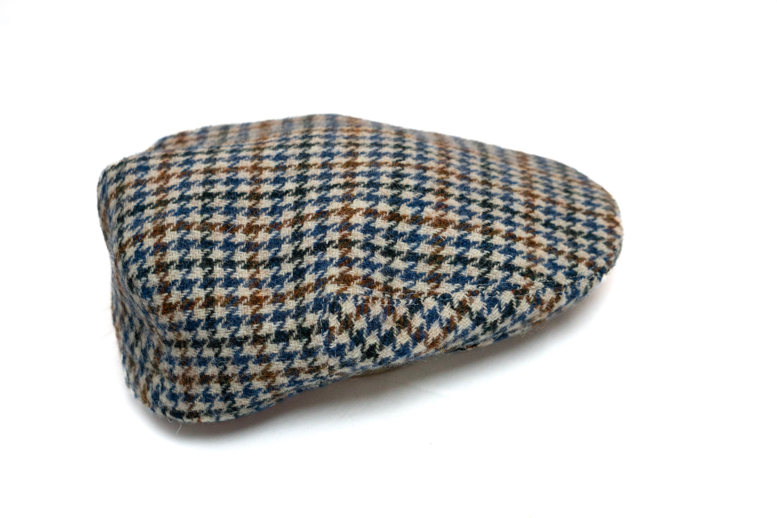 Houndstooth patterned flat cap on a white background
